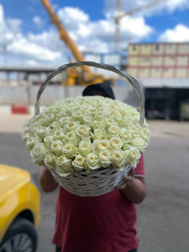 Корзина 101 белой розы, артикул F1302142 - 31900 рублей, доставка по городу. Flawery - доставка цветов