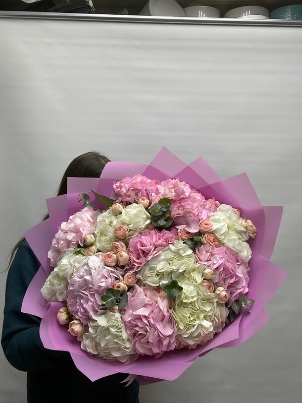 Сборный букет из гортензий, артикул F1302595 - 13900 рублей, доставка по городу. Flawery - доставка цветов