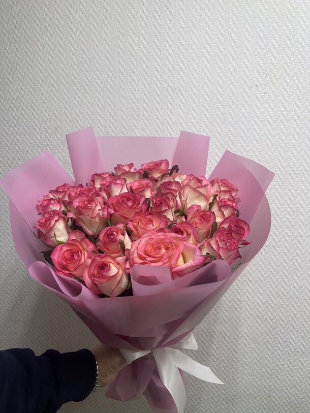 29 розовых роз, артикул F1308301 - 7100 рублей, доставка по городу. Flawery - доставка цветов