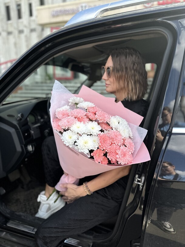 Букет хризантем, артикул F1313449 - 5850 рублей, доставка по городу. Flawery - доставка цветов