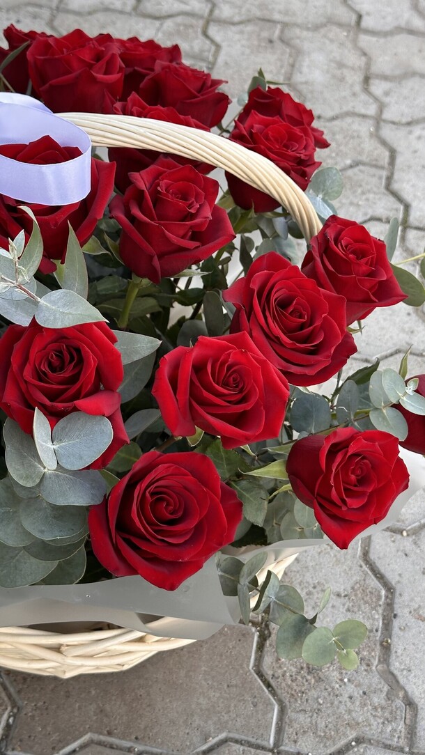 Корзина роз 27 шт, артикул F1320748 - 16335 рублей, доставка по городу. Flawery - доставка цветов