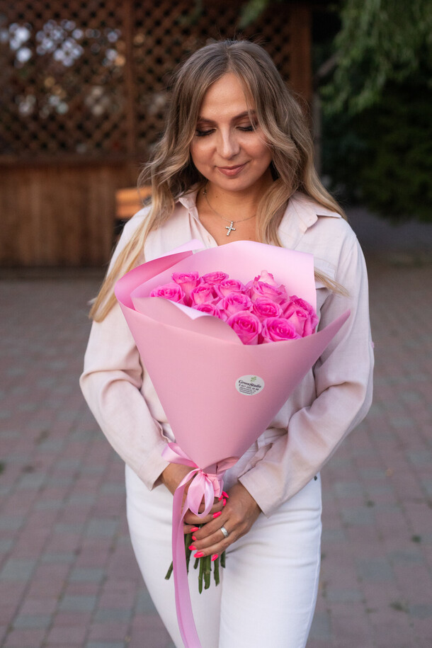 Букет из 15 розовых роз, артикул F1154739 - 3310 рублей, доставка по городу. Flawery - доставка цветов