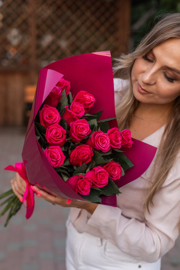 Букет из 15 малиновых роз, артикул F1154741 - 3310 рублей, доставка по городу. Flawery - доставка цветов