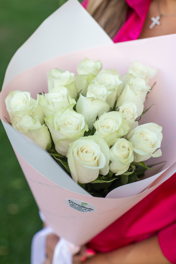 Букет из 15 белых роз, артикул F1154744 - 3500 рублей, доставка по городу. Flawery - доставка цветов