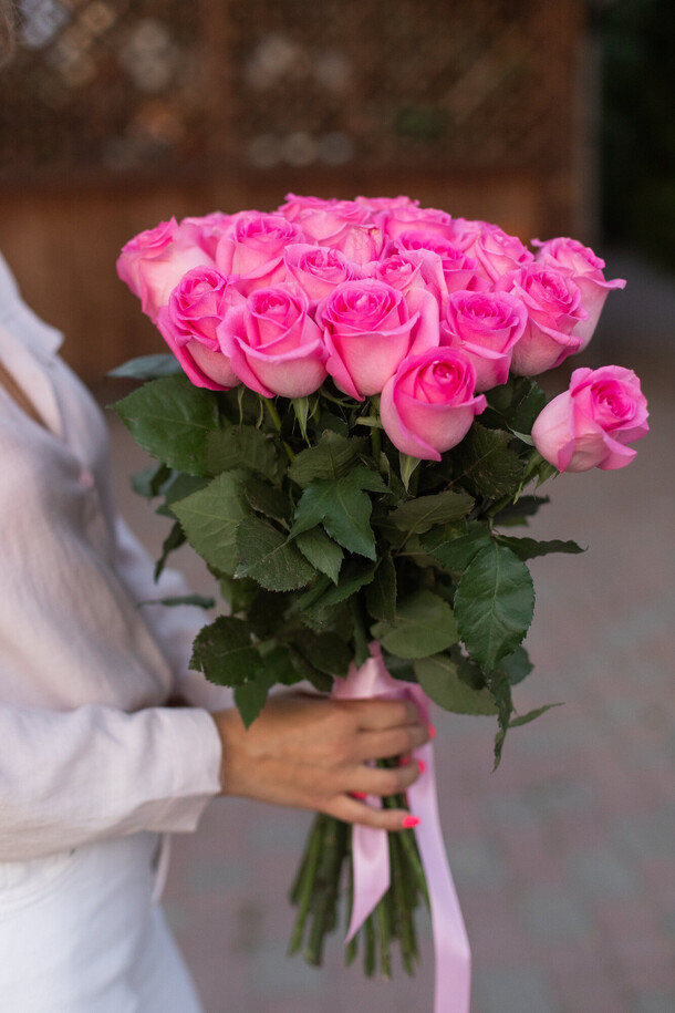 Букет из 25 розовых роз, артикул F1154777 - 5560 рублей, доставка по городу. Flawery - доставка цветов