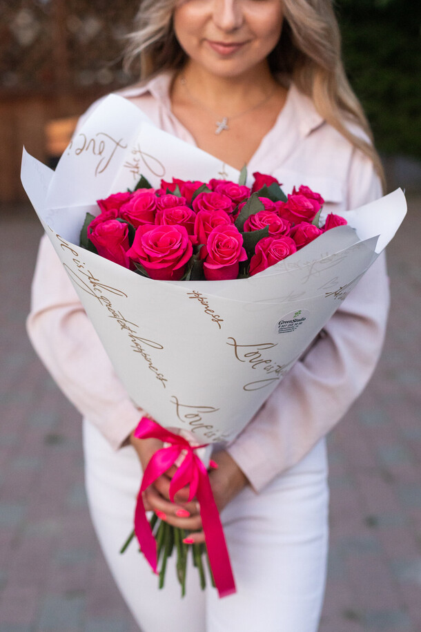 Букет из 25 малиновых роз, артикул F1154779 - 5560 рублей, доставка по городу. Flawery - доставка цветов