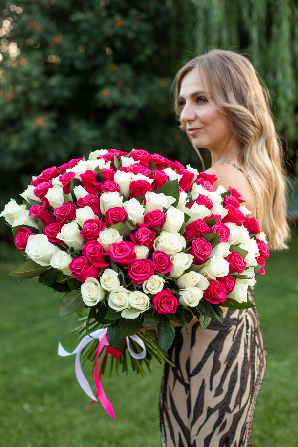 Букет 101 роза, артикул F1154802 - 21520 рублей, доставка по городу. Flawery - доставка цветов