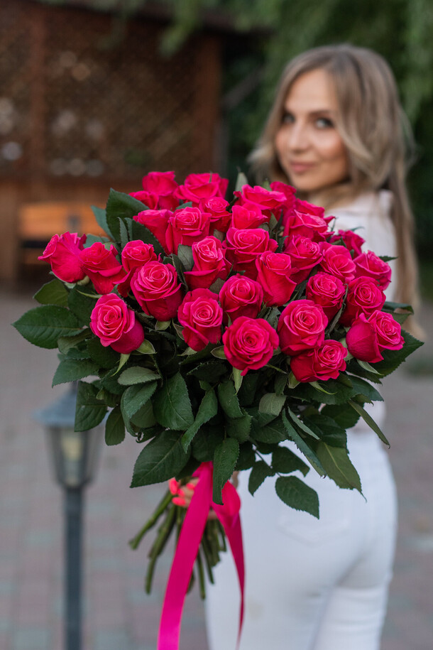 Букет из 35 малиновых роз, артикул F1154809 - 7690 рублей, доставка по городу. Flawery - доставка цветов