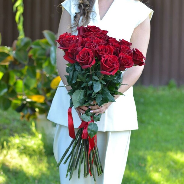 Букет из 25 роз premium explorer, артикул F1154820 - 12430 рублей, доставка по городу. Flawery - доставка цветов