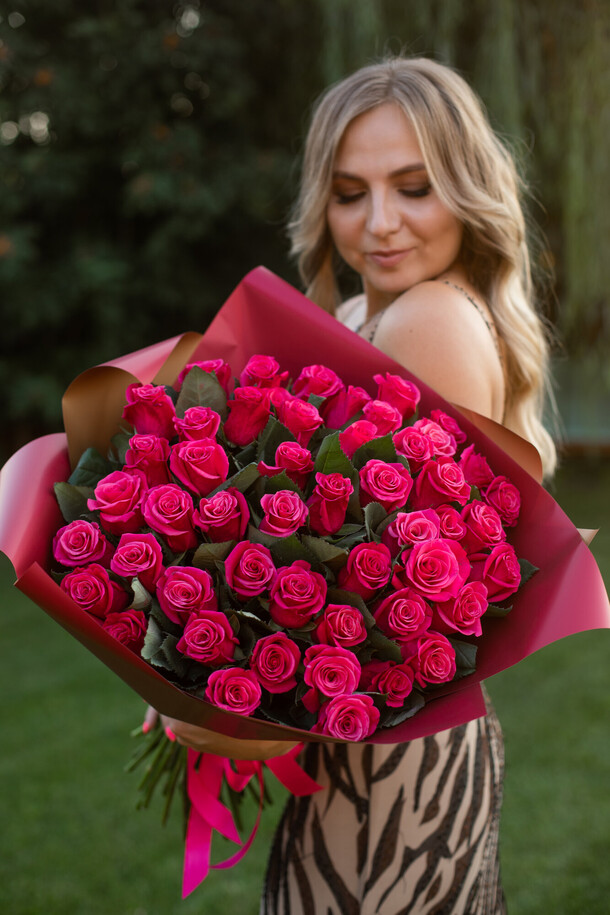Букет из 51 малиновой розы, артикул F1154826 - 10870 рублей, доставка по городу. Flawery - доставка цветов