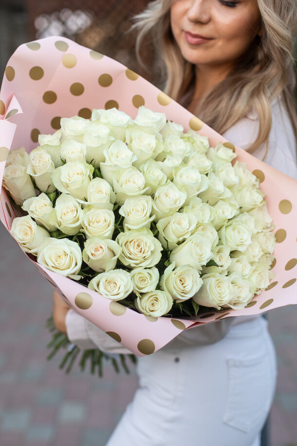 Букет из 51 белой розы, артикул F1154828 - 10870 рублей, доставка по городу. Flawery - доставка цветов