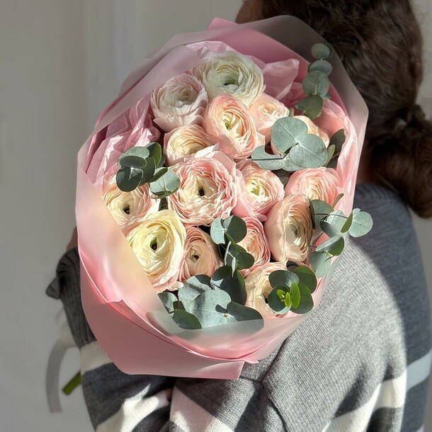 Объемный букет из итальянских ранункулюсов, артикул F1513470 - 13890 рублей, доставка по городу. Flawery - доставка цветов