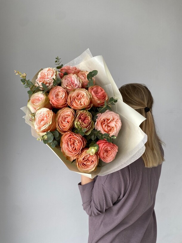 Пионовидные розы кахала с эвкалиптом, артикул F1283601 - 10150 рублей, доставка по городу. Flawery - доставка цветов