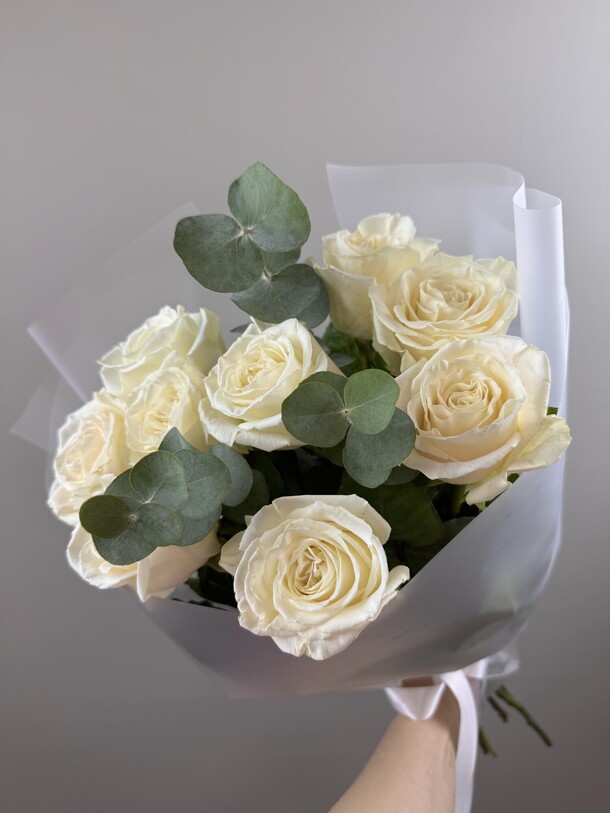 Белые розы с эвкалиптом в воздушном оформлении, артикул F1407474 - 4200 рублей, доставка по городу. Flawery - доставка цветов