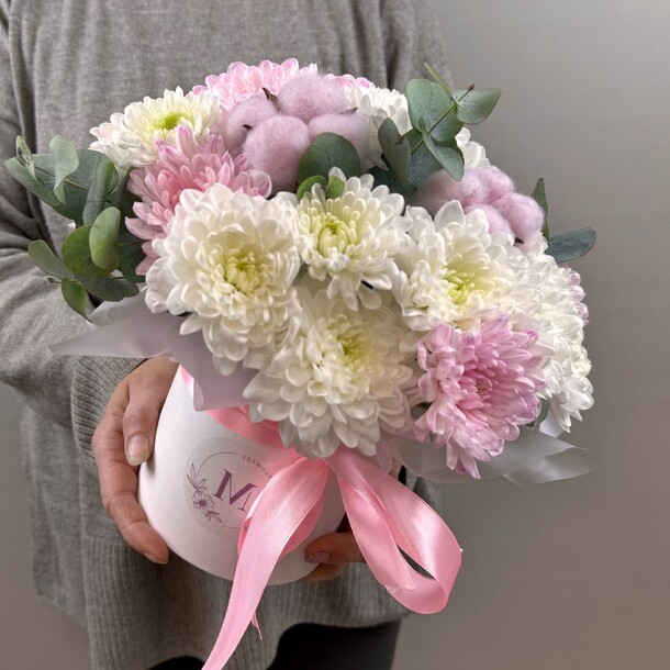 Нежная коробочка с кружевными хризантемами и хлопком, артикул F1408464 - 2900 рублей, доставка по городу. Flawery - доставка цветов