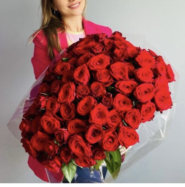 Букет 101 красная роза, монобукет свежих цветов, артикул F1156078 - 29578 рублей, доставка по городу. Flawery - доставка цветов