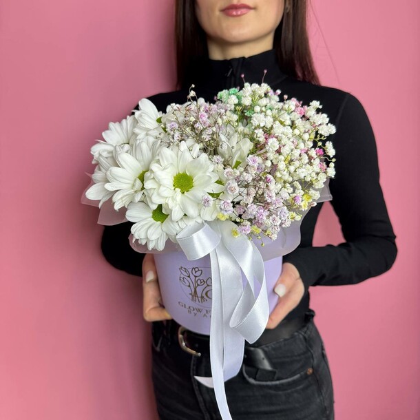 Хризантема и гипсафила в коробке, артикул F1280985 - 3795 рублей, доставка по городу. Flawery - доставка цветов