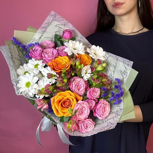 Яркий  букет с розами и альстромерией, артикул F1284758 - 4008 рублей, доставка по городу. Flawery - доставка цветов