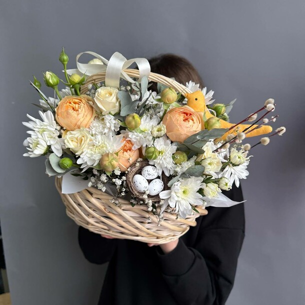 Корзина с цветами и декором для любимых, артикул F1399121 - 7560 рублей, доставка по городу. Flawery - доставка цветов
