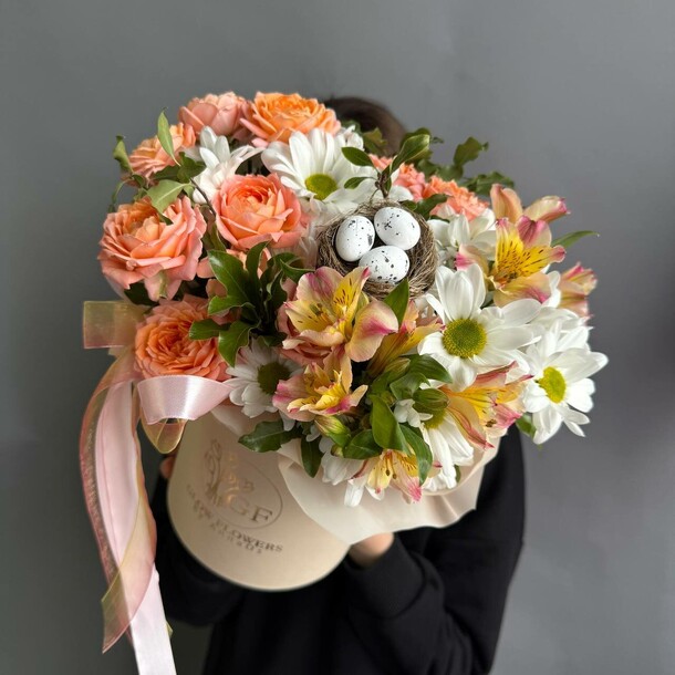 Цветы в коробке с хризантемой и кустовой розой, артикул F1399130 - 5298 рублей, доставка по городу. Flawery - доставка цветов