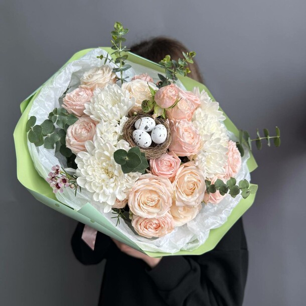 Нежная композиция с хризантемой и кустовой розой, артикул F1399140 - 5298 рублей, доставка по городу. Flawery - доставка цветов