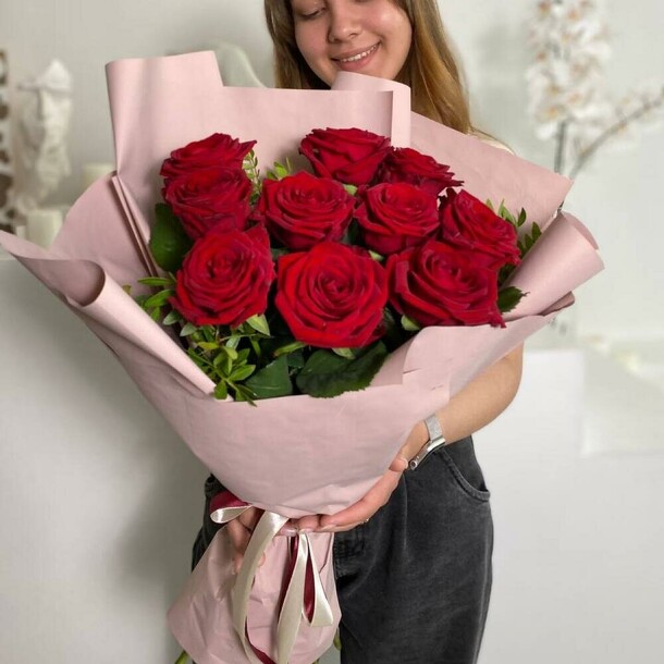 Букет 11 красных роз, артикул F1153264 - 4150 рублей, доставка по городу. Flawery - доставка цветов