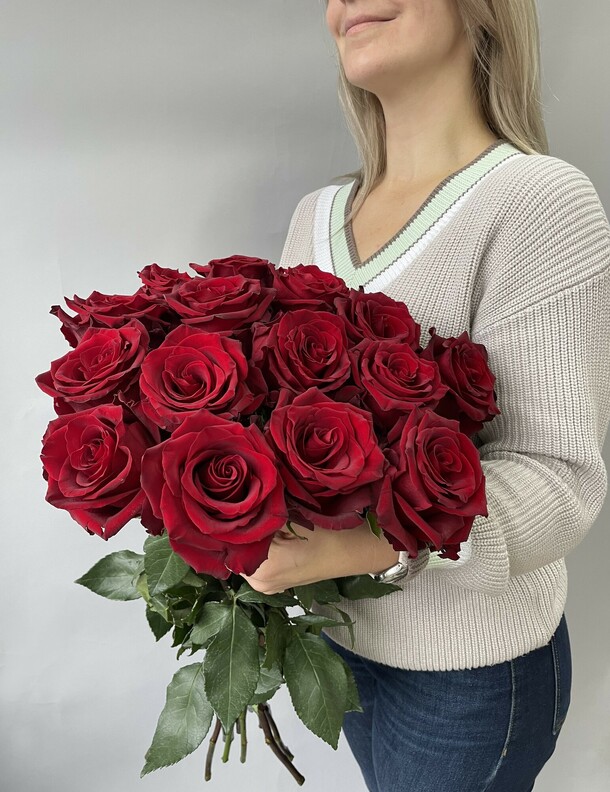 Букет из 15 красных роз эксплорер, артикул F1155778 - 12000 рублей, доставка по городу. Flawery - доставка цветов