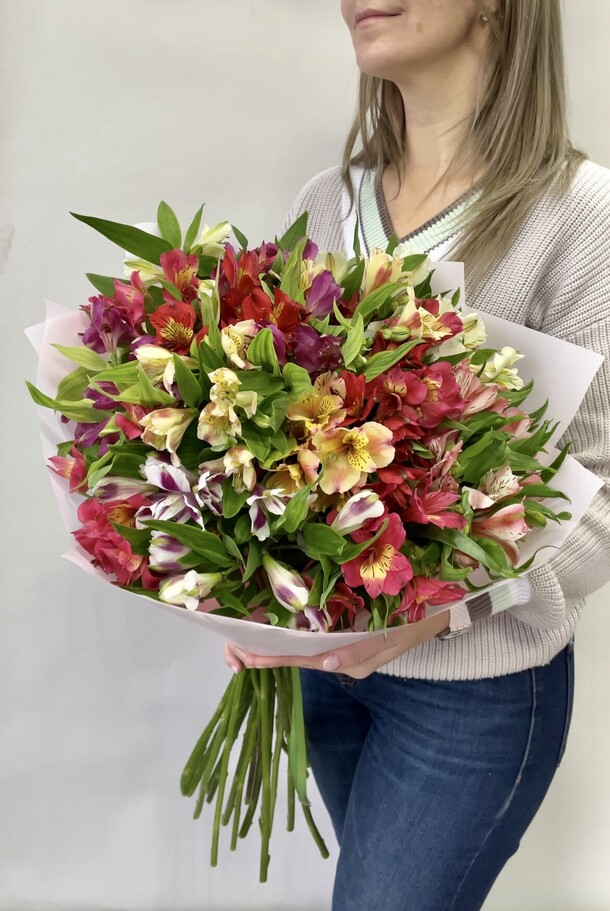 Букет из 25 альстромерий микс букет 37, артикул F1161564 - 6948 рублей, доставка по городу. Flawery - доставка цветов