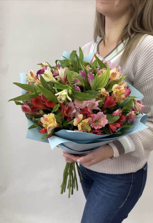 Букет из 15 альстромерий микс букет 38, артикул F1161629 - 5500 рублей, доставка по городу. Flawery - доставка цветов