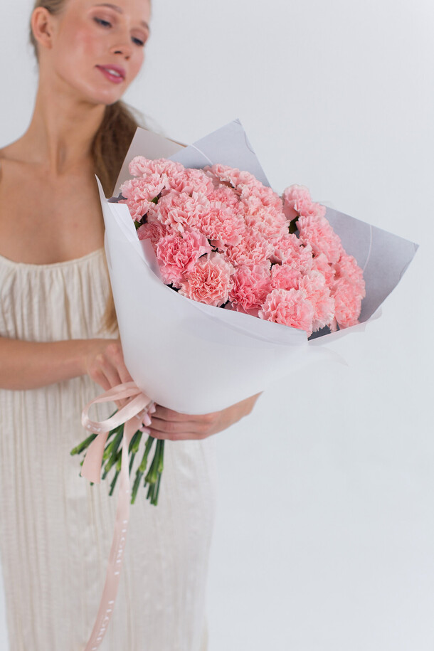 Букет 25 розовых гвоздик #318, артикул F1309918 - 6290 рублей, доставка по городу. Flawery - доставка цветов