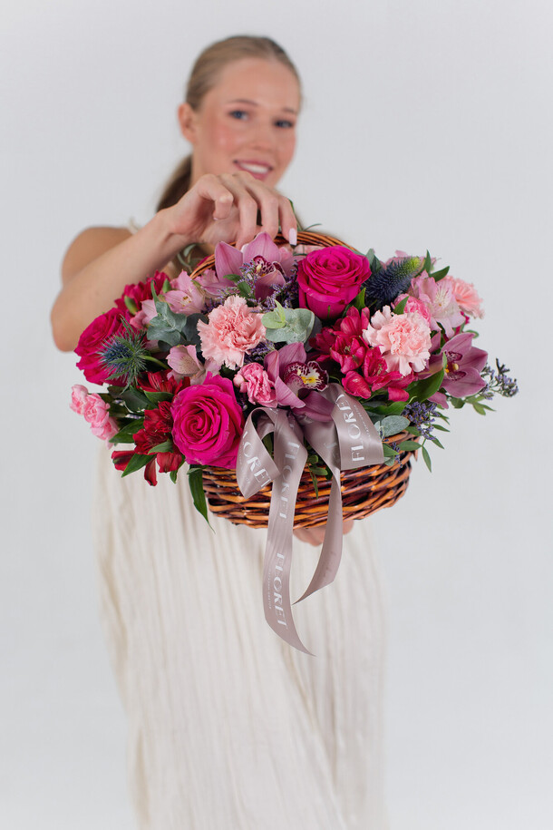 Букет розовых роз, орхидей, альстромерии #313, артикул F1310155 - 12550 рублей, доставка по городу. Flawery - доставка цветов