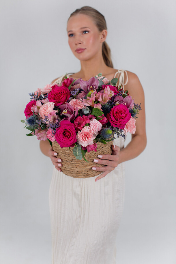 Яркий букет розовых роз в плетеном кашпо #314, артикул F1310163 - 13900 рублей, доставка по городу. Flawery - доставка цветов
