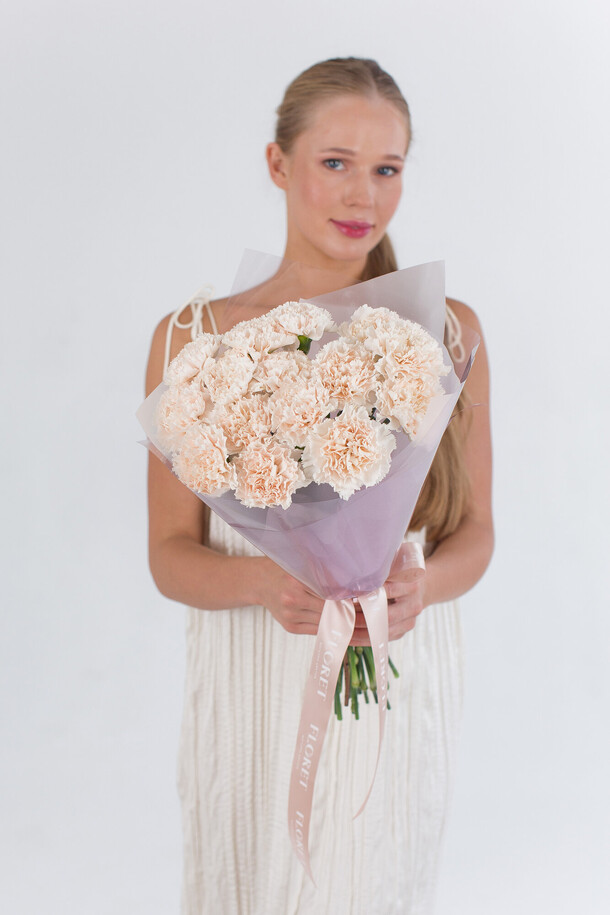 Букет 15 кремовых гвоздик #220, артикул F1319657 - 4390 рублей, доставка по городу. Flawery - доставка цветов