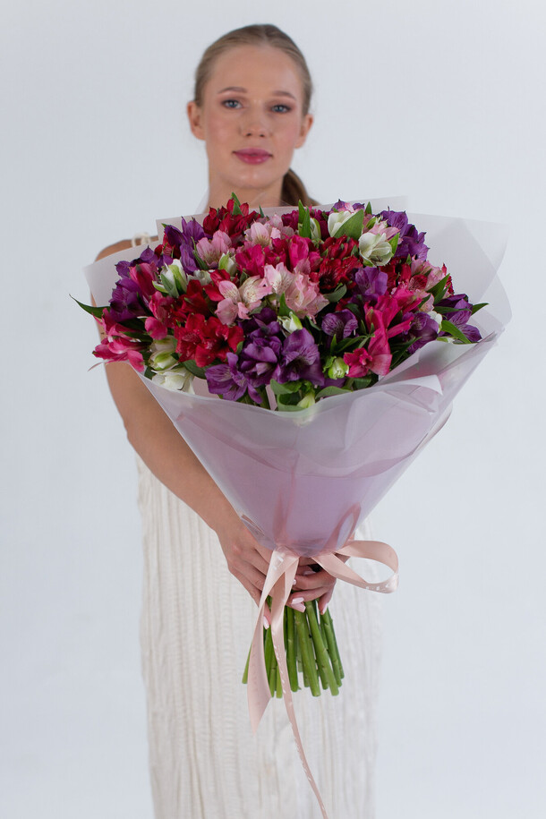 Букет 25 альстромерий микс #338, артикул F1319659 - 7050 рублей, доставка по городу. Flawery - доставка цветов