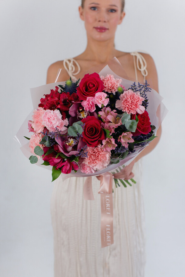 Букет малиновая роза, орхидея, альстромерия #339, артикул F1319686 - 7500 рублей, доставка по городу. Flawery - доставка цветов