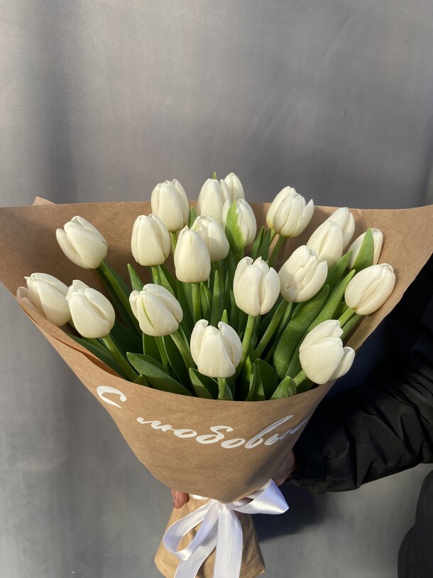Букет из 19 белых тюльпанов, артикул F1233658 - 5990 рублей, доставка по городу. Flawery - доставка цветов