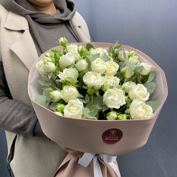 Букет из белой кустовой розы, артикул F1334732 - 3990 рублей, доставка по городу. Flawery - доставка цветов