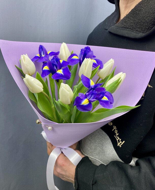 Букет из белых тюльпанов и ирисов, артикул F1357438 - 2990 рублей, доставка по городу. Flawery - доставка цветов