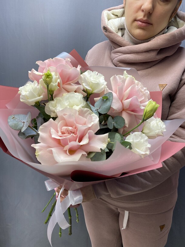 Французская розовая роза с эустомой, артикул F1379006 - 4990 рублей, доставка по городу. Flawery - доставка цветов