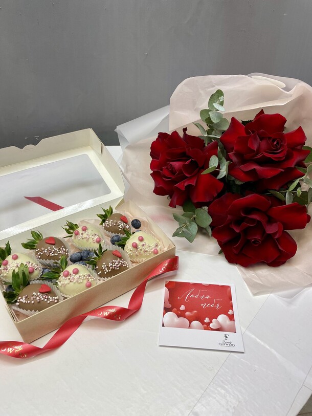 Красная французская роза с клубникой в шоколаде, артикул F1379011 - 4380 рублей, доставка по городу. Flawery - доставка цветов