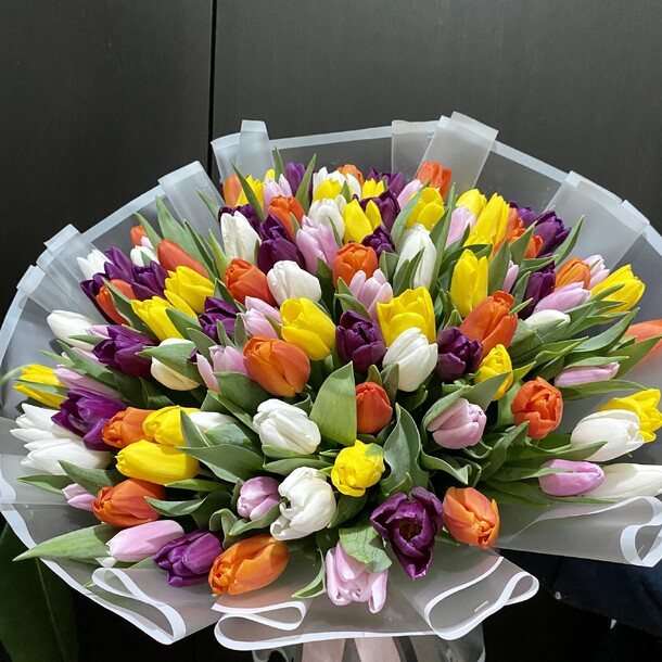 Букет из 101 тюльпана ассорти, артикул F1394460 - 14990 рублей, доставка по городу. Flawery - доставка цветов