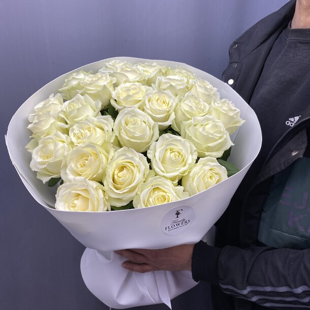 Букет из 25 белых роз, артикул F1403594 - 5990 рублей, доставка по городу. Flawery - доставка цветов