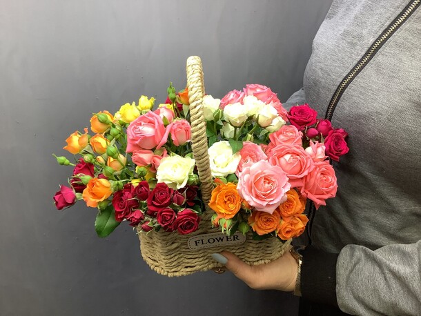 Корзина с кустовой розой, артикул F1452919 - 3990 рублей, доставка по городу. Flawery - доставка цветов