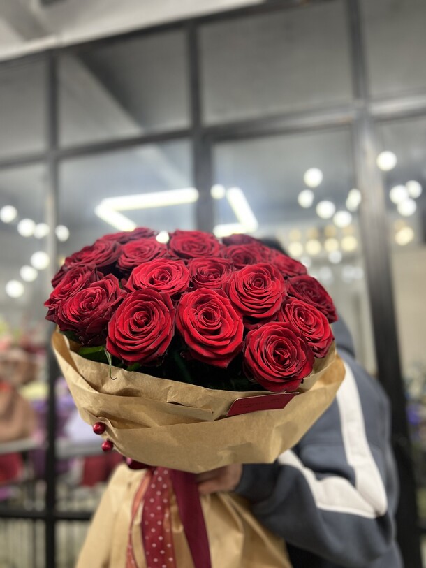 Розы в крафтовой бумаге, артикул F1239192 - 9050 рублей, доставка по городу. Flawery - доставка цветов