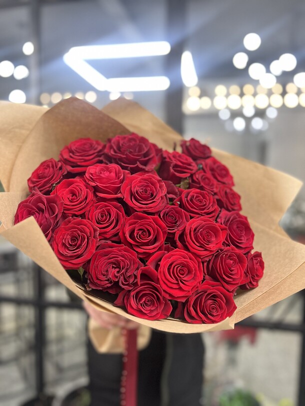 Роза в крафтовой бумаги, артикул F1243115 - 11600 рублей, доставка по городу. Flawery - доставка цветов