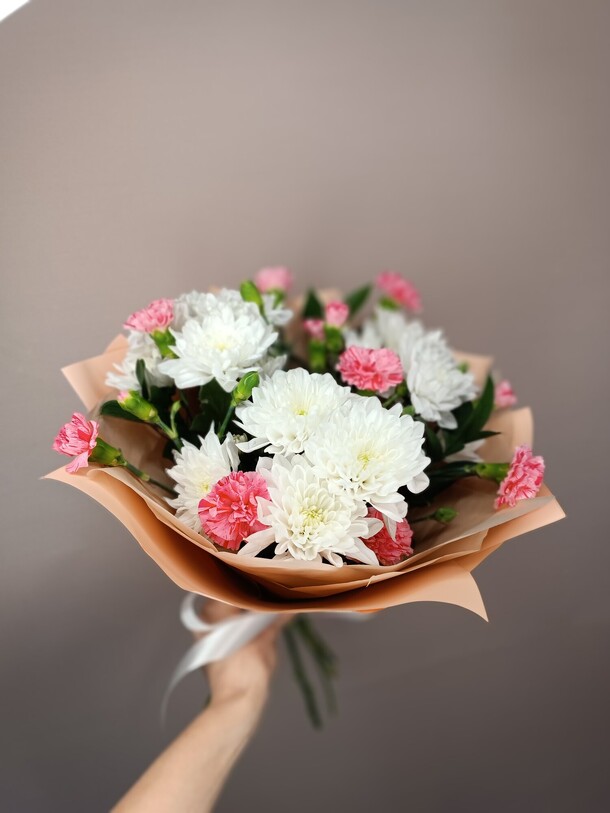 Букет из хризантем и диантусов, артикул F1157008 - 2990 рублей, доставка по городу. Flawery - доставка цветов