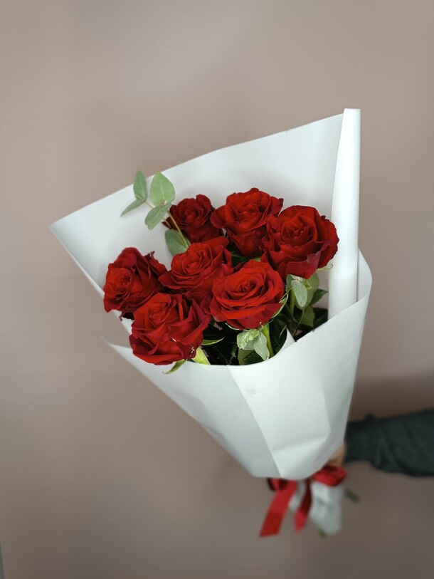 7 красных  высоких крупных роз, артикул F1157013 - 3450 рублей, доставка по городу. Flawery - доставка цветов