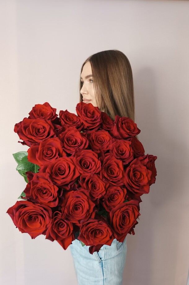 25 красных  высоких роз премиум, артикул F1157803 - 9950 рублей, доставка по городу. Flawery - доставка цветов