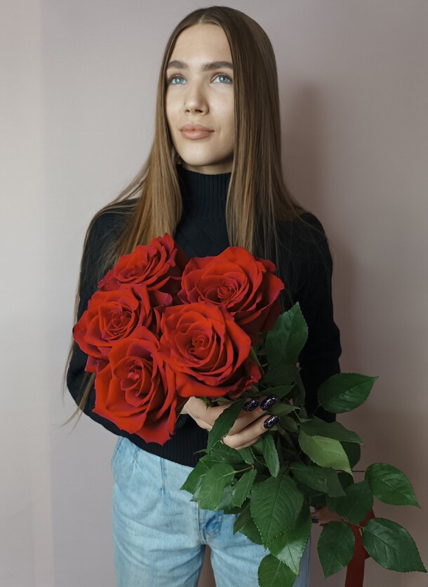 5 красных высоких роз премиум, артикул F1157807 - 2030 рублей, доставка по городу. Flawery - доставка цветов