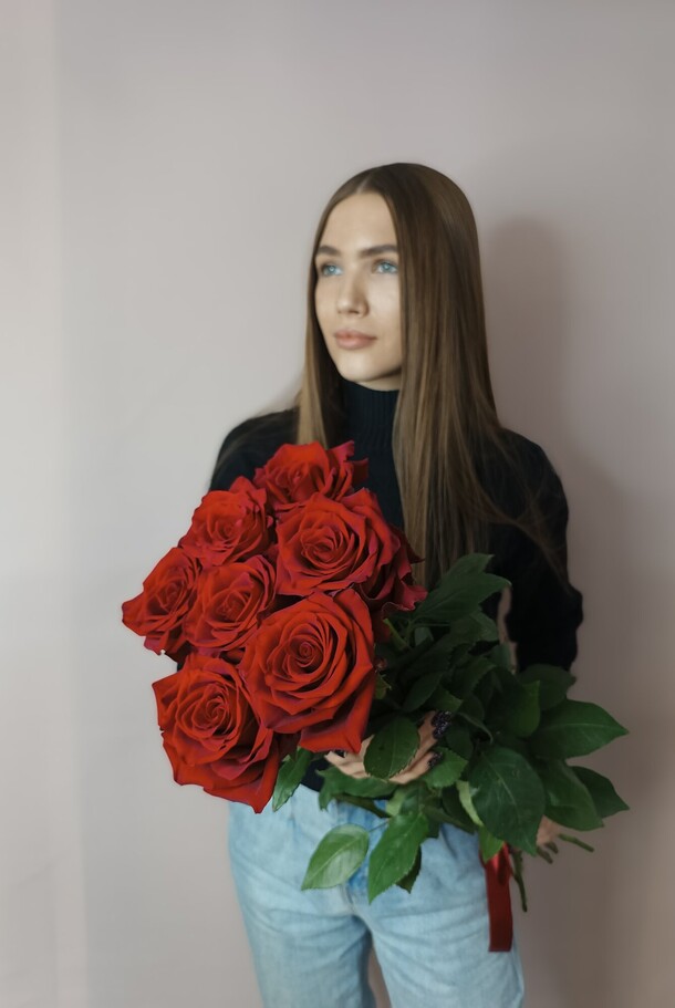 7 красных  высоких роз премиум сорта, артикул F1157810 - 2850 рублей, доставка по городу. Flawery - доставка цветов